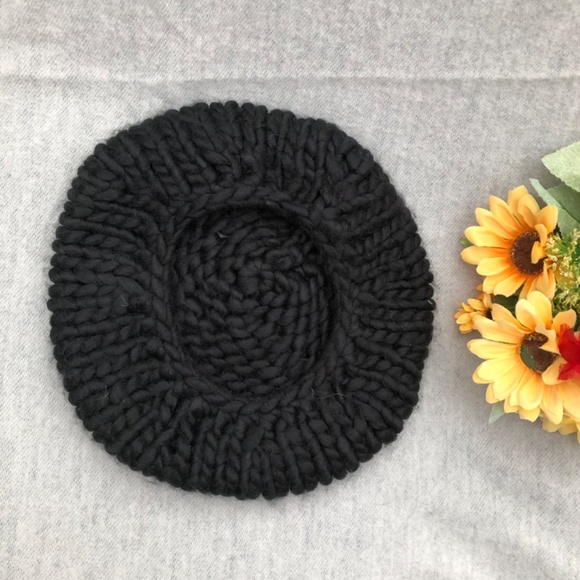 NWOT - Deep Black Thick Knit Beret - Picture 9 of 10